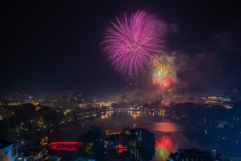 Los deslumbrantes fuegos artificiales en el momento de la transición del año viejo al nuevo en la zona del lago Hoan Kiem. (Foto: VNA)