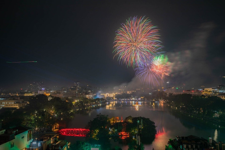 Los deslumbrantes fuegos artificiales en el momento de la transición del año viejo al nuevo en la zona del lago Hoan Kiem. (Foto: VNA)