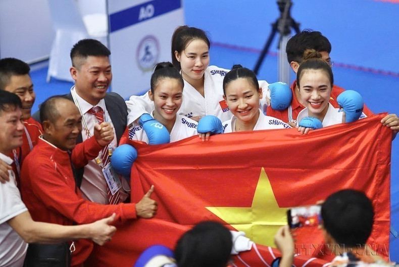 Con 6 medallas de oro, 3 de plata y 2 de bronce, el equipo de karate de Vietnam ocupó el primer lugar en los 33º Juegos Deportivos del Sudeste Asiático (SEA Games), logrando este impresionante resultado por tercera vez consecutiva. (Foto: VNA)