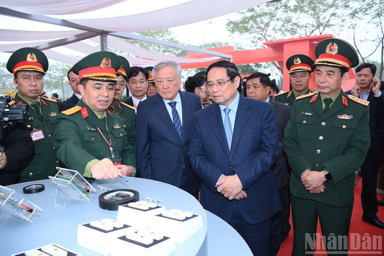 El primer ministro Pham Minh Chinh visita los productos de alta tecnología del Grupo Militar de Industria y Telecomunicaciones.