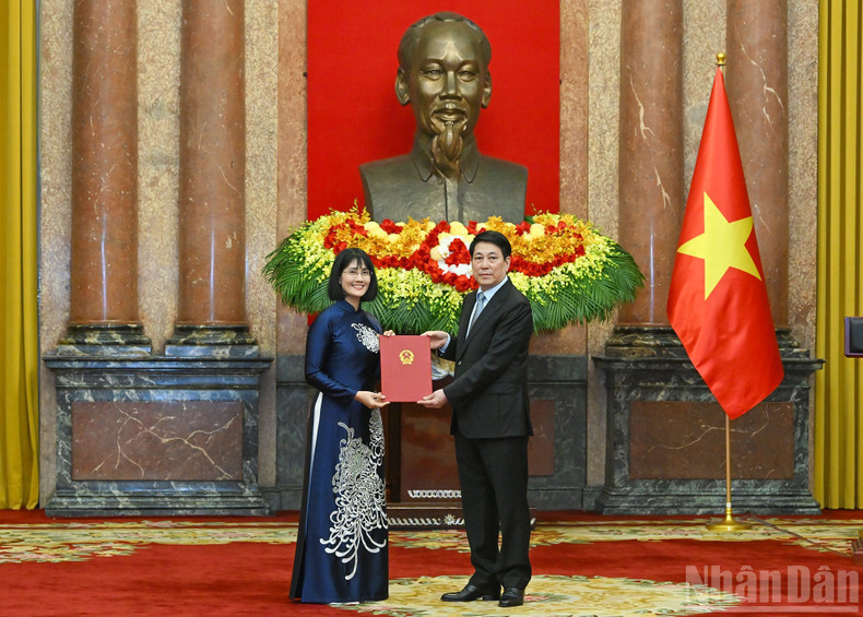 El presidente Luong Cuong entrega decisiones de nombramiento de embajadores en la ceremonia.