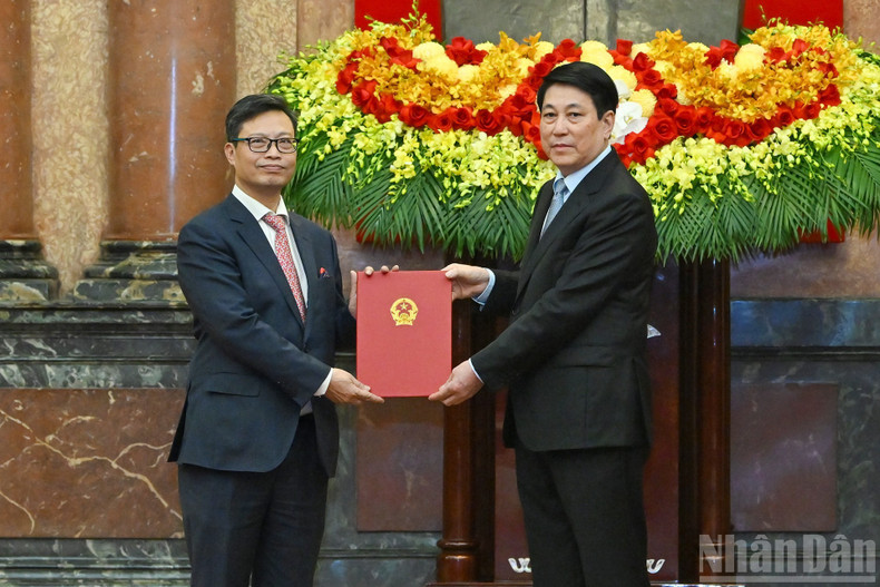 El presidente Luong Cuong entrega la decisión de nombramiento como embajador extraordinario y plenipotenciario a Trinh Duc Hai.