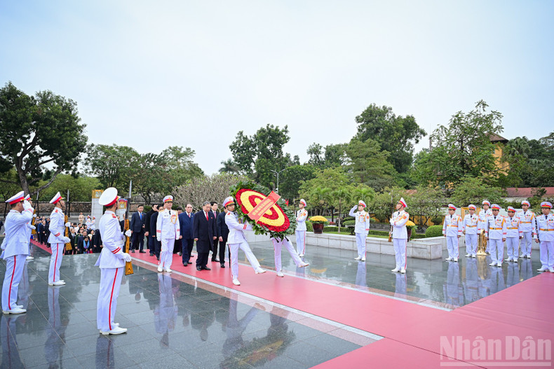 Dirigentes del Partido y del Estado depositan una ofrenda floral en homenaje a los Héroes y Mártires.