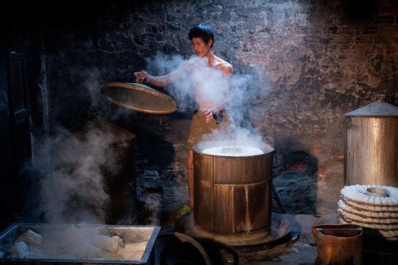 Proceso de cocción al vapor en el horno. (Foto: VNA)