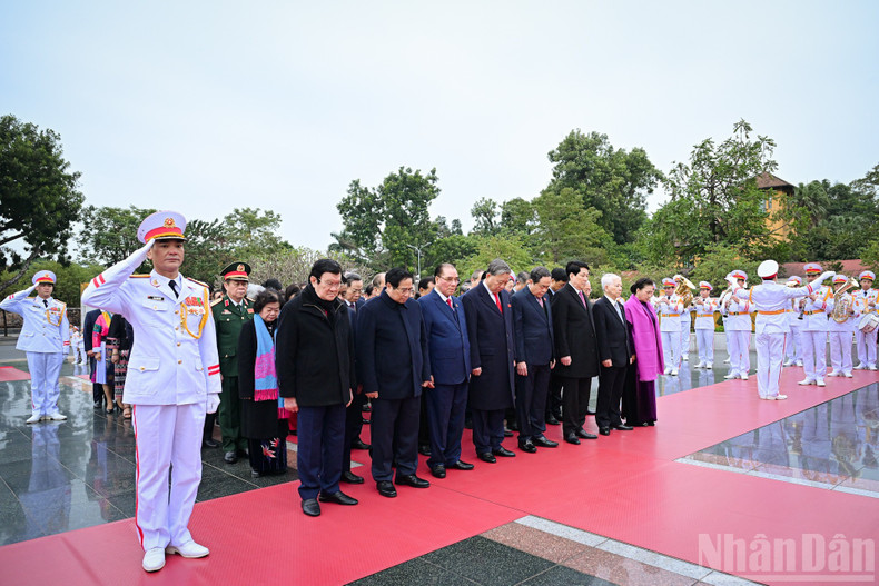 Dirigentes del Partido y del Estado rinden homenaje a los Héroes y Mártires en el monumento conmemorativo.