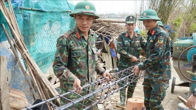 Personal militar construye viviendas para las víctimas de las inundaciones en la provincia de Gia Lai. (Foto: VNA).