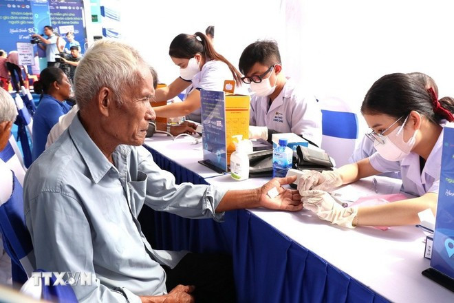 Controles de glucosa en sangre para personas mayores. (Foto: VNA)