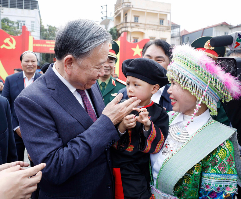El secretario general del PCV, To Lam, y pobladores de las etnias de Cao Bang. (Foto: VNA)