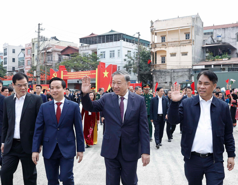 El secretario general del PCV, To Lam, y pobladores de las etnias de Cao Bang. (Foto: VNA)