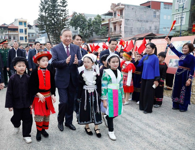El secretario general del PCV, To Lam, con personas de diversos grupos étnicos en la provincia de Cao Bang. (Foto: VNA)
