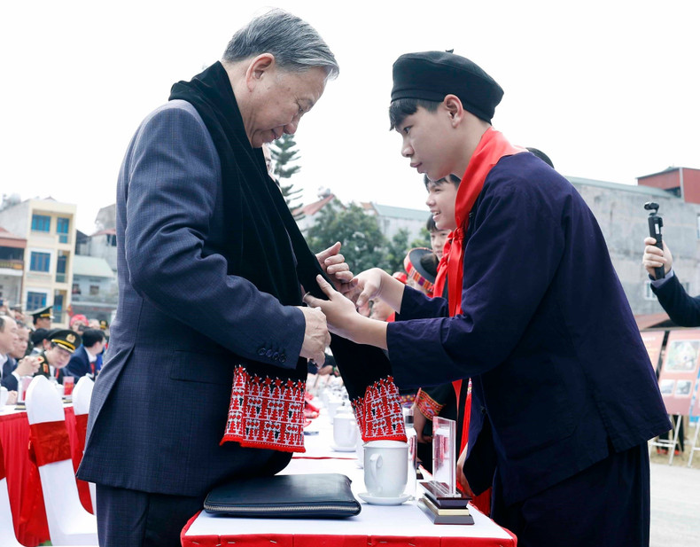 Estudiantes de Cao Bang entregan pañuelos al secretario general del PCV, To Lam. (Foto: VNA)