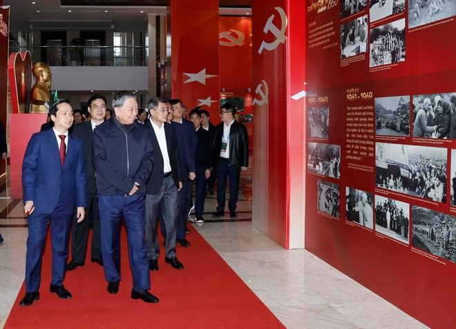 El secretario general del Partido Comunista de Vietnam, To Lam, y los delegados visitan el espacio de exposición que muestra fotografías del Comité del Partido Provincial de Cao Bang. (Foto: VNA)
