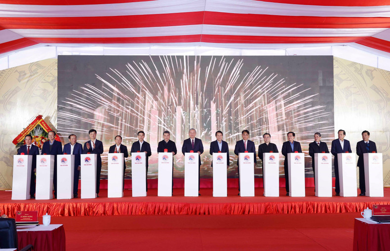 El secretario general del PCV, To Lam, junto con los delegados, realiza el acto ceremonial de inicio de la construcción de la esscuela. (Foto: VNA)