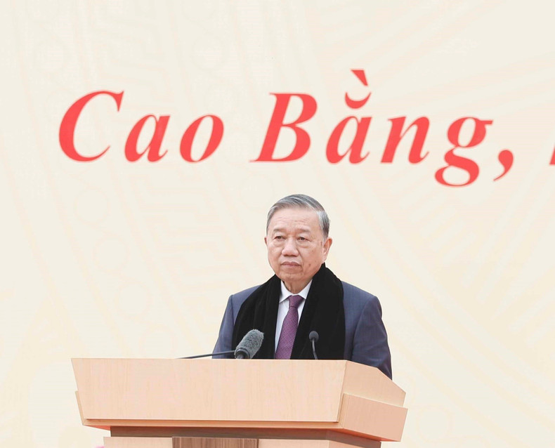 El secretario general del PCV, To Lam, dialoga con pobladores de las etnias de Cao Bang. (Foto: VNA)