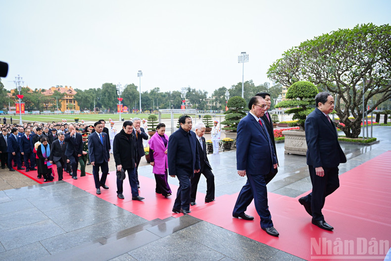 Dirigentes del Partido y del Estado rinden homenaje al Presidente Ho Chi Minh.