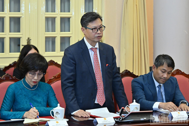 Trinh Duc Hai, en representación de los embajadores nombrados, interviene en la ceremonia.