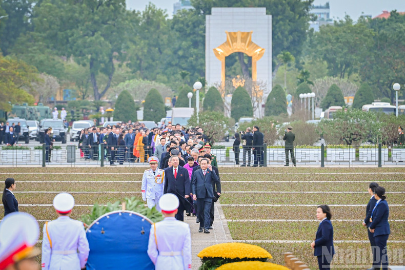 Los dirigentes del Partido y del Estado avanzan hacia la Plaza Ba Dinh.
