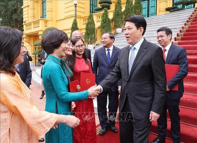 El presidente Luong Cuong con los nuevos embajadores. (Foto: VNA)
