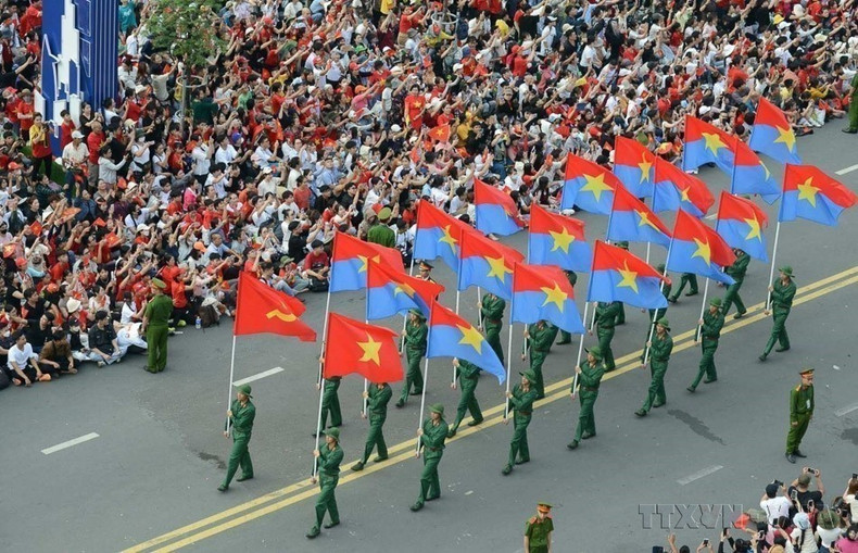 El bloque de oficiales representando a las cinco ramas del ejército marcha por las calles de Ciudad Ho Chi Minh durante la conmemoración por el 50.º aniversario de la Liberación del Sur y la Reunificación Nacional (30 de abril). (Foto: VNA)