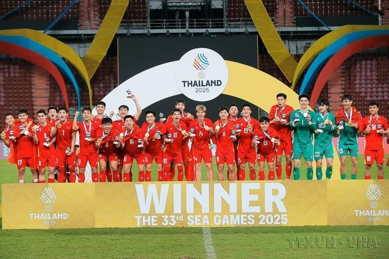 Los jugadores del equipo sub-22 de Vietnam reciben la medalla de oro en fútbol masculino en los 33º SEA Games (Tailandia, 18 de diciembre de 2025). (Foto: VNA)