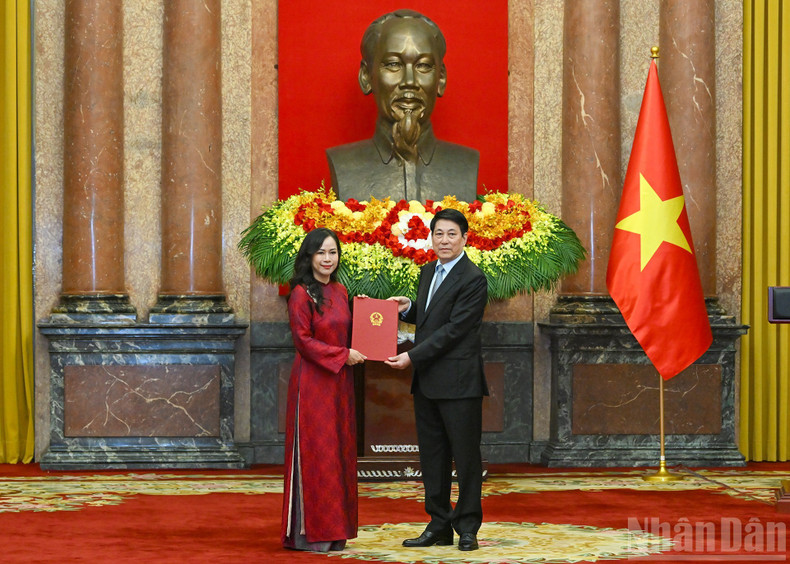 El presidente Luong Cuong entrega decisiones de nombramiento de embajadores en la ceremonia.