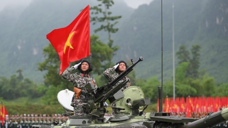 Bloque de vehículos y artillería militar del Ejército Popular de Vietnam durante un ensayo para el desfile militar y civil por del 80º aniversario de la Revolución de Agosto y del Día Nacional (Foto: The Dai)