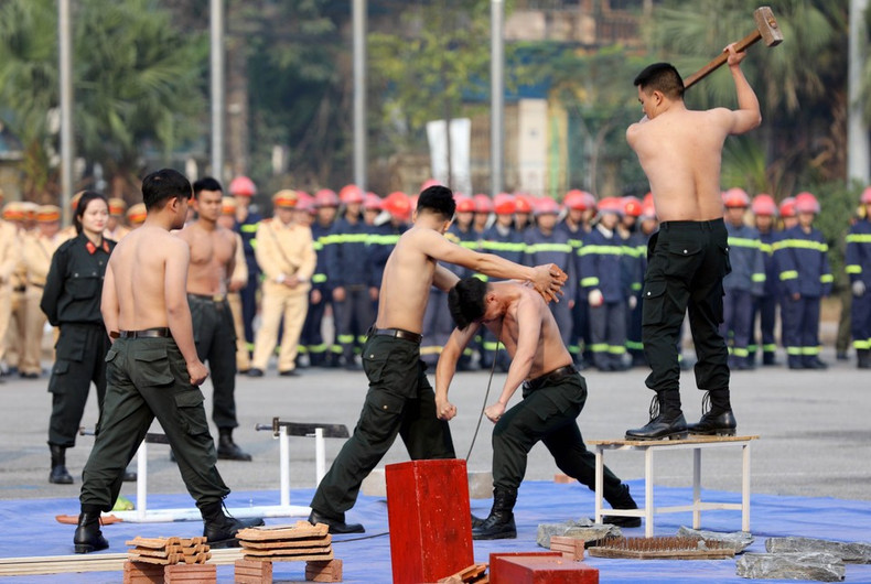 El entrenamiento de fuerza interna potencia al máximo la capacidad física y mental, permitiendo a los oficiales y soldados aplicarla en técnicas de combate y mejorar su estado general de salud. (Foto: VNA)