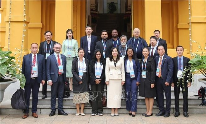 La viceministra de Relaciones Exteriores de Vietnam, Le Thi Thu Hang, recibe a periodistas internacionales. (Foto: VNA)