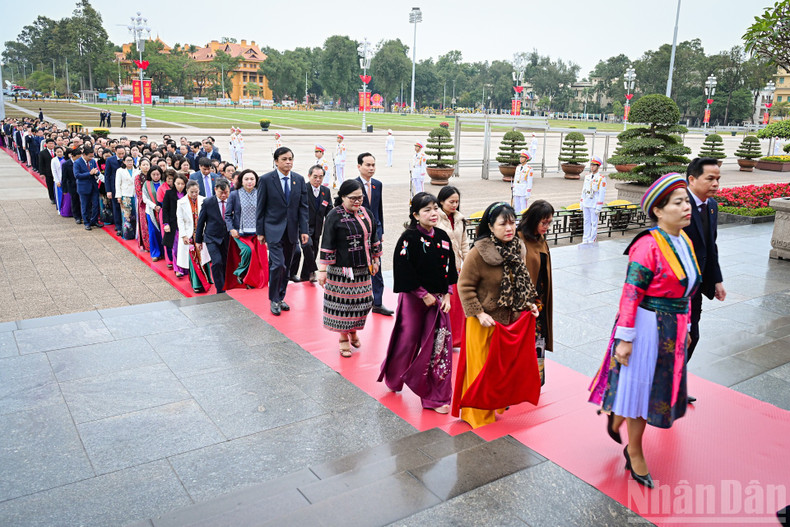 Diputados de la Asamblea Nacional rinden homenaje al Presidente Ho Chi Minh.