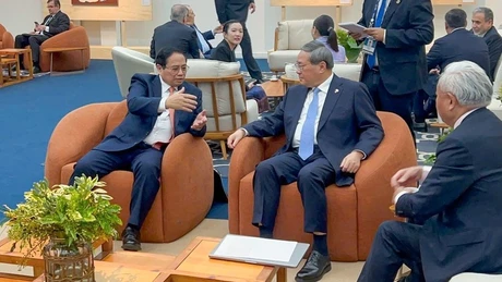 El primer ministro de Vietnam, Pham Minh Chinh (izquierda), se reúne con su par chino, Li Qiang, en el marco de la Cumbre ampliada de los BRICS 2025, en Río de Janeiro. (Fotografía: VGP)