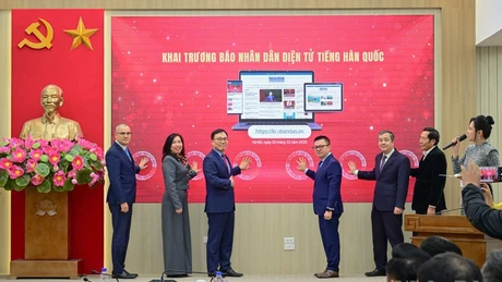 [Foto] Ceremonia de lanzamiento de publicación digital en coreano del periódico Nhan Dan