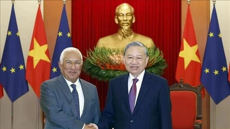 El secreratario general del Partido Comunista de Vietnam, To Lam, recibe al presidente del Consejo Europeo, António Costa, en Hanói. (Foto: VNA)