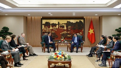 El primer ministro de Vietnam, Pham Minh Chinh, recibe al embajador de Suecia en Vietnam, Johan Ndisi.