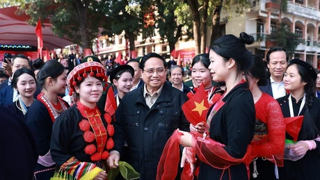 El primer ministro de Vietnam, Pham Minh Chinh, con estudiantes de la provincia de Thai Nguyen. (Foto: VNA)