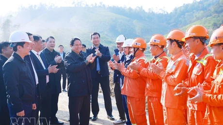 El primer ministro Pham Minh Chinh transmite sus felicitaciones por el Año Nuevo Lunar a los obreros que trabajan en la construcción de la autopista Dong Dang (Lang Son) - Tra Linh (Cao Bang). (Foto: VNA)