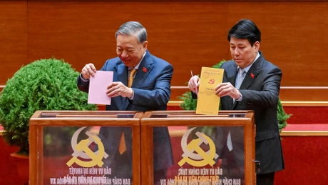 El secretario general del PCV, To Lam, y el presidente Luong Cuong emiten sus votos para los miembros titulares y suplentes del Comité Central del PCV del XIV