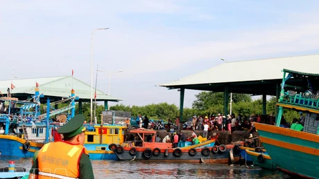 Los guardias fronterizos realizan patrullas de barcos pesqueros que ingresan al puerto de Phu Hai, distrito de Phu Thuy, provincia de Lam Dong. (Foto: VNA)