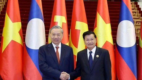 El secretario general del Partido Comunista de Vietnam, To Lam, y el secretario general de PPRL y presidente de Laos, Thongloun Sisoulith. (Foto: VNA)