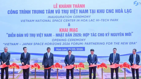 El primer ministro Pham Minh Chinh y su delegación cortaron la cinta para inaugurar el Centro Espacial de Vietnam en el Parque Tecnológico de Hoa Lac. (Foto: Nhan Dan)