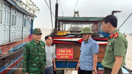 Las autoridades funcionales de Quang Tri inspeccionan periódicamente los barcos pesqueros que no cumplen los estándares requeridos (Foto: VNA)