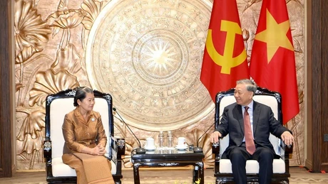 El secretario general del Partido Comunista de Vietnam, To Lam, y la vicepresidenta del Partido Popular de Camboya (CPP) y titular del Consejo Nacional del Frente de Solidaridad para el Desarrollo de la Patria de ese país, Men Sam An (Foto: Nhan Dan)
