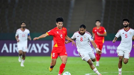 Le Phat intenta desbordar a un defensor de Emiratos Árabes Unidos sub-23 durante el partido. (Foto: Nhan Dan)