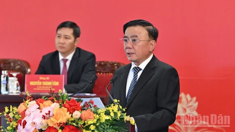 El integrante del Buró Político y miembro permanente del Secretariado del Comité Central del Partido Comunista de Vietnam, Tran Cam Tu, interviene en la conferencia de prensa. (Foto: Nhan Dan)