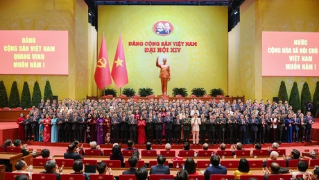 El Comité Central del Partido Comunista de Vietnam del XIV mandato comparece ante los delegados. (Foto: Nhan Dan)