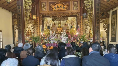 Monjes, seguidores budistas y vietnamitas residentes en Francia participan en la ceremonia de oración por la paz en el monasterio de Truc Lam en París. (Foto: VNA)