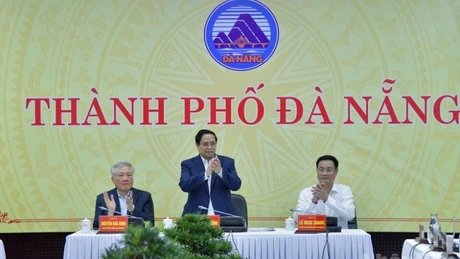 El primer ministro de Vietnam, Pham Minh Chinh, preside la sesión de trabajo. (Foto: VNA)