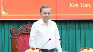 El secretario general del PCV, To Lam, se reúne con los Comités partidistas de Kon Tum y Quang Ngai (Foto: VNA)
