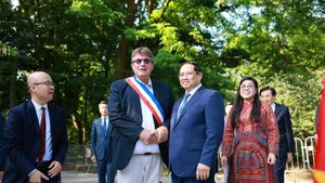 [Foto] Premier vietnamita rinde homenaje al Presidente Ho Chi Minh en Francia