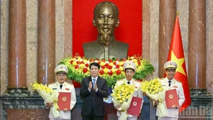 [Foto] Presidente vietnamita entrega decisión de ascenso al rango de teniente general a dirigentes del Ministerio de Seguridad Pública
