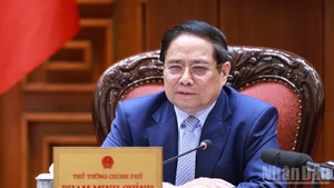 El primer ministro de Vietnam, Pham Minh Chinh, preside la reunión. (Fotografía: Nhan Dan)